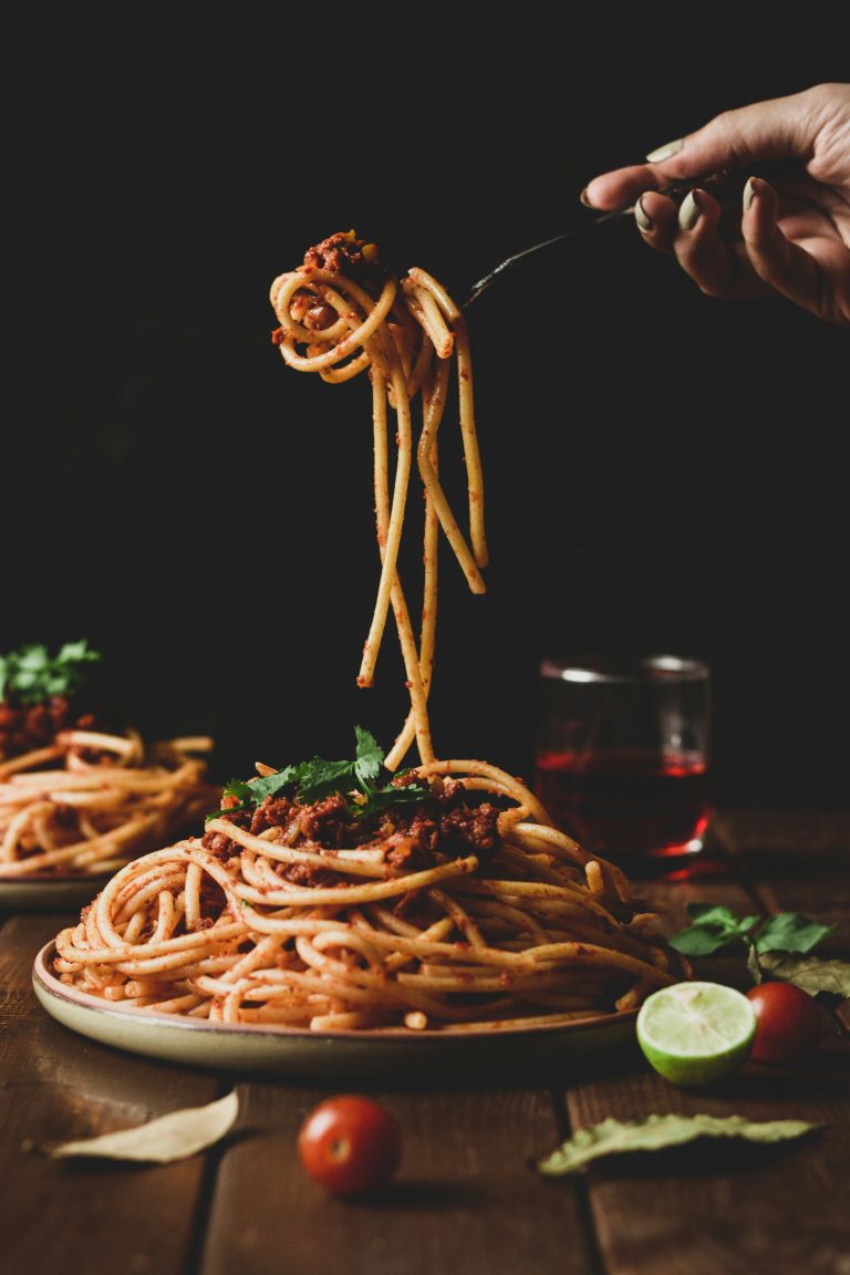 Assiette de pâtes italiennes à la sauce tomate